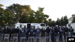 资料照片:南非警察在比勒陀利亚的联合国难民事务高级专员办事处前集合。(2023年4月21日)