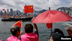 一艘渔船驶过香港维多利亚港,庆祝这个前英国殖民地主权移交中国27周年。(2024年7月1日)