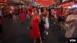 中国游客在泰国首都曼谷过年。(2024年2月11日)