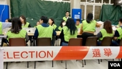 香港首次“爱国者治港”区议会选举,经过通宵点票后,结果显示地区投票率只有27.54%创历史新低 (美国之音/汤惠芸)