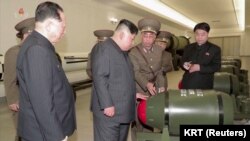 视频截图显示朝鲜领导人金正恩在一个没有披露的地点视察核弹头。(2023年3月28日)
