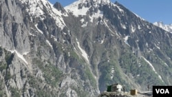 2023年6月21日,士兵守卫着连接克什米尔山谷和拉达克的道路。(美国之音比拉勒·侯赛因拍摄)