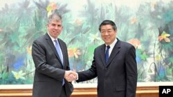 中国副总理何立峰(右)在北京会晤到访的美国财政部主管国际事务的副部长杰伊·尚博(Jay Shambaugh)。(2024年2月6日)