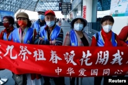 支持台湾前总统马英九访问中国大陆的民众在台北桃园机场外拉横幅支持。(2023年3月27日)