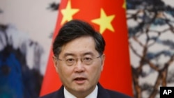资料照片:中国外交部长秦刚2023年5月23日在北京与荷兰外长霍克斯特拉会晤后出席了联合新闻发布会。(美联社照片)
