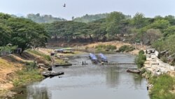 သောင်ရင်းမြစ်ဖြတ်ပြီး မြန်မာထဲ အင်တာနက်လိုင်းချိတ်ဖို့ကြံစည်သူကို ထိုင်းအာဏာပိုင်တွေ ဖမ်းဆီး
 သောင်ရင်းမြစ်ဖြတ်ပြီး မြန်မာထဲ အင်တာနက်လိုင်းချိတ်ဖို့ကြံစည်သူကို ထိုင်းအာဏာပိုင်တွေ ဖမ်းဆီး