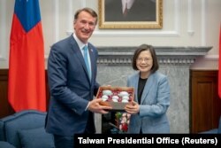 台湾总统蔡英文在台北会晤到访的美国维吉尼亚州州长格伦∙杨金(Glenn Youngkin)。(2023年4月24日)