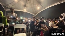 台湾民众于6月4日晚点8点9分默哀64秒,表达对六四牺牲者的哀悼(美国之音特约记者杨安摄影)。