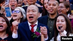 台湾国民党立委韩国瑜(中)当选台湾立法院院长。(2024年2月1日)