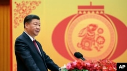 资料照:中国领导人习近平在北京人大会堂迎春晚会上讲话。(2023年1月20日)