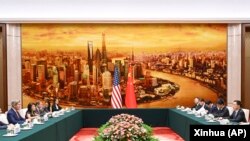 美国气候特使克里(左一)与中国国家副主席在北京举行会谈。(2023年7月19日)