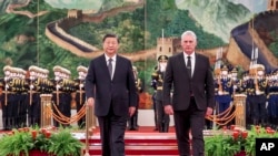 资料照片:2022年11月25日,中国国家主席习近平(左)和古巴总统米格尔·迪亚兹-卡内尔·贝穆德斯在北京人民大会堂举行的欢迎仪式上。(美联社照片)