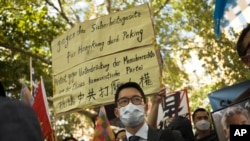 资料照片:2020年9月1日,中国外交部长王毅访问德国期间,《国安法》通缉的香港民主活动人士罗冠聪参加抗议活动