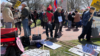 Організатори "антовоєнного" мітингу у Вашингтоні роздавали учасникам однотипні постери із закликами проти війни з Іраном, Китаєм, а також проти підтримки військового протистояння країнам-агресоркам. Вашингтон, округ Колумбія, 18 березня 2023р.