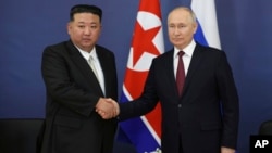 资料照片: 2023年9月13日,俄罗斯总统普京和朝鲜领导人金正恩在俄罗斯会晤时握手
