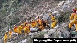 台湾屏东救援人员在花莲太鲁阁国家公园搜救地震灾区死难者与幸存者。(2024年4月4日)