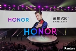 资料照:中国影视明星胡歌为华为的荣耀V20手机做广告。(2018年12月26日)