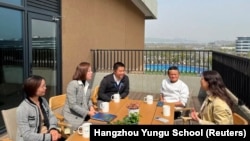 阿里巴巴创办人马云在杭州参观云谷学校。(资料照片:2023年3月27日)