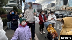北京一家儿童医院外排队等候看病的儿童和家长。(2023年11月27日)