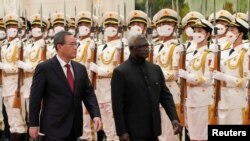 中国总理李强在北京人大会堂举行欢迎仪式欢迎所罗门群岛总理索加瓦雷的到访。(2023年7月10日)