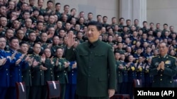 中国领导人习近平在春节前会见驻扎在天津的军队官员。(2024年2月2日)