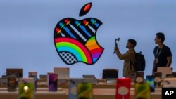 2023 年 4 月 17 日,在印度孟买举行的印度第一家 Apple Store 零售店新闻发布会上展示的 iPhone。