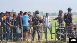 ဘင်္ဂလားဒေ့ရှ်ဘက် ထွက်ပြေးသွားတဲ့ မြန်မာနယ်ခြားစောင့်တပ်ဖွဲ့ဝင်တခုကို ဘင်္ဂလားဒေ့ရှ် နယ်ခြားစောင့်တပ်က ဖမ်းဆီးနေစဥ်။ (ဖေဖော်ဝါရီ ၆၊ ၂၀၂၄)
