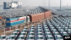 中国山东省烟台港口等待装船出口海外的汽车。(2024年1月2日)