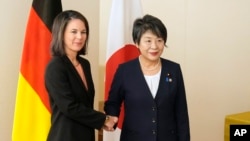 资料照:日本外相上川洋子(右)与德国外长贝尔博克在东京举行会谈。(2023年11月8日)