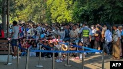 ရန်ကုန်မြို့ ထိုင်းနိုင်ငံသံရုံးမှာ ပြည်ဝင်ခွင့်ဗီဇာလျှောက်ထားဖို့ တန်းစီစောင့်ဆိုင်းနေကြသူများ (ဖေဖော်ဝါရီ ၁၆၊ ၂၀၂၄)