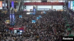 中秋节和中国国庆即将到来,上海虹桥火车站挤满候车人群。(2023年9月28日)