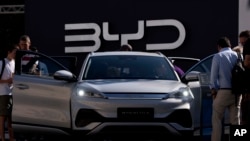资料图片:参观者在德国慕尼黑 IAA 车展上观看中国厂商比亚迪的 ATTO 3。随着中国汽车制造商大举进军欧洲电动汽车市场,挑战历史悠久的品牌,它们正在赢得驾驶者的青睐。(2023年9月8日)