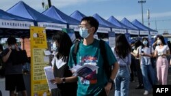 资料照-中国年轻人参加北京的一个招聘会(2022年8月26日)