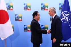 日本首相岸田文雄与北约秘书长斯托尔滕贝格在维尔纽斯出席北约峰会。(2023年7月12日)