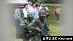 2024年6月28日,台湾总统赖清德在台中成功岭营地视察国军新兵入伍训练。(照片来自台湾总统府网站)