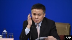 资料照片:中国人民银行副行长潘功胜在第12届全国人大的记者会上回答提问。(2017年3月10日)