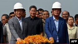 柬埔寨首相洪森和中国驻柬埔寨大使王文天在金边参加快速路开工仪式。(2023年6月7日)