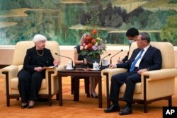 2023年7月7日,中国总理李强在北京人民大会堂与来访的美国财政部长耶伦举行会晤。(美联社)