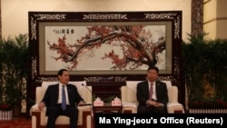 中共中央台办、国务院台办主任宋涛(右)在湖北武汉会见到访的台湾前总统马英九。 (2023年3月30日)
