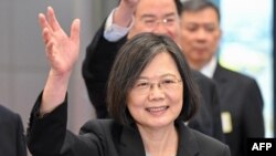 台湾总统蔡英文2023年3月29日飞往纽约前在桃园国际机场挥手告别。(法新社)