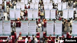 中国安徽省大学毕业生在合肥市举行的一个招聘会上寻找工作。(2023年9月4日)