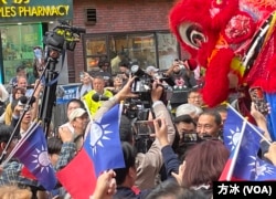 2024台湾总统大选国民党参选人侯友宜访问纽约中华公所受到支持者热烈欢迎。(方冰拍摄)