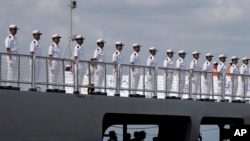 资料照片:2023年6月14日,中国海军水兵在停靠在菲律宾马尼拉港口的海军训练舰“戚继光号”上列队。