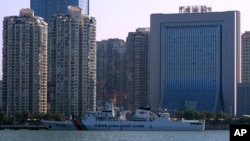 中国福建厦门海关大楼前停靠的中国海警船。(2023年12月26日)