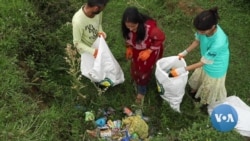 VOA英语视频:志愿者辛勤清理喜马拉雅山游客丢弃的大片垃圾 VOA英语视频:志愿者辛勤清理喜马拉雅山游客丢弃的大片垃圾
