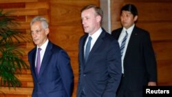 2023年6月15日,白宫国家安全顾问杰克·沙利文(中)在美国驻日本大使拉姆·伊曼纽尔(左)的陪同下离开与日本首相岸田文雄的会晤。