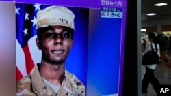 韩国首尔一个火车站内正在播放美国士兵金的新闻。(2023年7月24日)