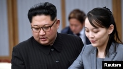 资料照:朝鲜领导人金正恩和他的妹妹金与正 (路透社)