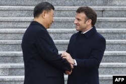 法国总统马克龙与中国国家主席习近平在北京人大会堂外举行的欢迎仪式上。(2023年4月6日)
