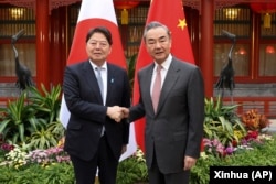 资料照:中共政治局委员,中共外事办主任王毅在北京会见到访的日本外相林芳正。(2023年4月3日)